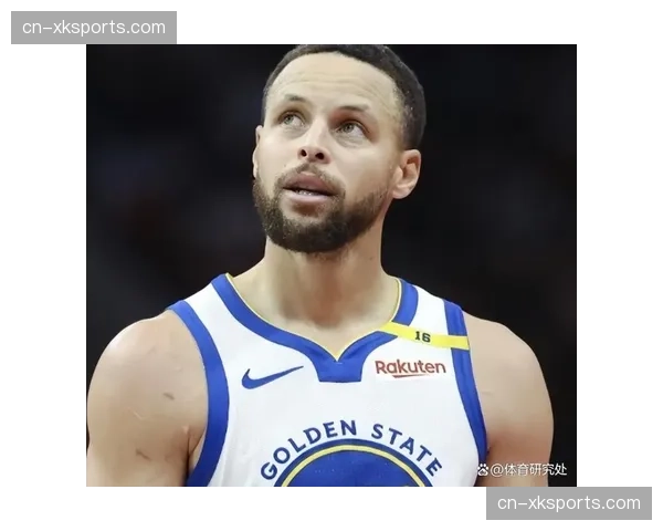 花絮:中场活动,库里与退役名宿雷-阿伦进行三分赛,后者宝刀未老 花絮:中场活动,库里与退役名宿雷-阿伦进行三分赛,后者宝刀未老